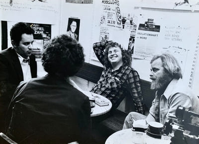 Les frères Cohn-Bendit à la Karl Marx Buchhandlung (Librairie Karl Marx) de Francfort avec Raphaël Sorin et Gérard Guégan, 1977.