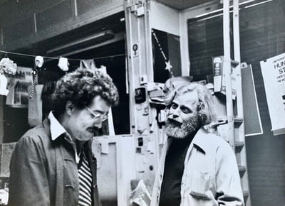 Les frères Cohn-Bendit à la Karl Marx Buchhandlung (Librairie Karl Marx) de Francfort avec Raphaël Sorin et Gérard Guégan, 1977.