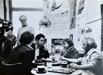 Les frères Cohn-Bendit à la Karl Marx Buchhandlung (Librairie Karl Marx) de Francfort avec Raphaël Sorin et Gérard Guégan, 1977.