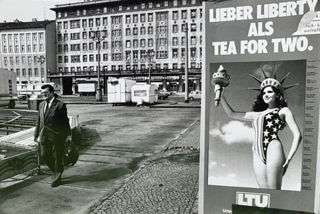 Karl Marx Allee, Berlin-Est, 1990. . WOUTERS (Luc).
