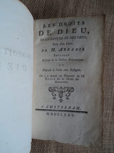 Les droits de Dieu, de la nature et des gens, tirés d'un livre de M. Abbadie intitulé Défense de la Nation Britannique ou réponse à l'avis aux réfugiés. On y a ajouté un discours de M. Noodt sur les droits des souverains.