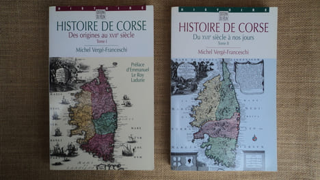 HISTOIRE DE CORSE, le pays de la grandeur (en 2 volumes). Tome I : Des origines au XVIIe siècle, Tome II : du XVIIe siècle à nos jours.. ...