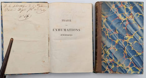 Traité des exhumations juridiques, ou considérations sur les changemens physiques que les cadavres éprouvent en se pourrissant dans la terre, dans ...