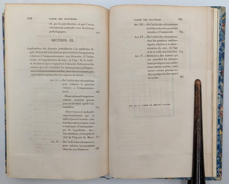 Traité des exhumations juridiques, ou considérations sur les changemens physiques que les cadavres éprouvent en se pourrissant dans la terre, dans ...