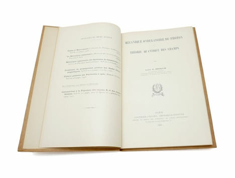 Mécanique ondulatoire du photon et théorie quantique des champs. BROGLIE, Louis de