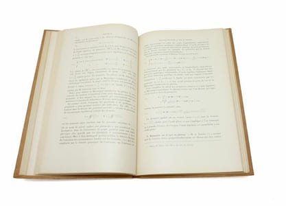 Mécanique ondulatoire du photon et théorie quantique des champs