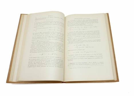 Mécanique ondulatoire du photon et théorie quantique des champs. BROGLIE, Louis de