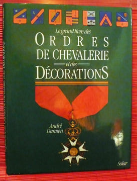LE GRAND LIVRE DES ORDRES DE CHEVALERIE ET DES DÉCORATIONS. DAMIEN, André.