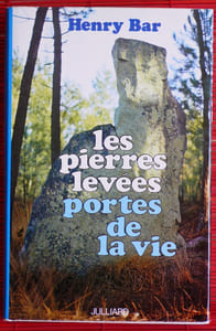 LES PIERRES LEVÉES, PORTES DE LA VIE.