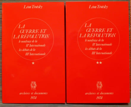 LA GUERRE ET LA RÉVOLUTION : le naufrage de la IIe Internationale, les débuts de la IIIe Internationale.. TROTSKY, Léon.