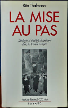 LA MISE AU PAS : idéologie et stratégie sécuritaire dans la France occupée. THALMANN, Rita