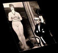 [Photographie figurant un portrait de Pierre-Albert Birot, posant ici devant sa toile La Grande baigneuse].