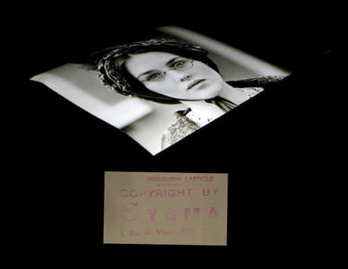 [Photographie originale figurant un portrait d'Isabelle Adjani réalisé sur le tournage du film Adèle H. de François Truffaut].