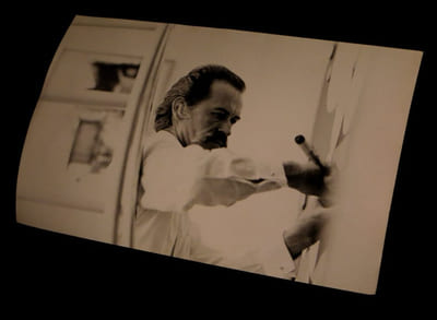 [Photographie originale figurant Georges Mathieu].