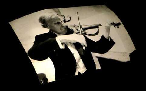 [Photographie originale figurant Yehudi Menuhin].