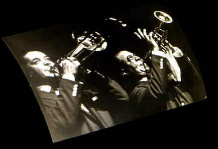 [Photographie originale figurant Louis Armstrong].