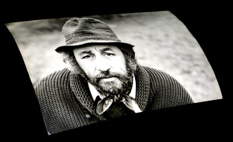 [Photographie originale figurant un portrait de Philippe Noiret].. [NOIRET (Philippe)].