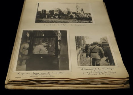 [Réunion de deux albums  recelant 345 photographies originales et un négatif]. [Photographies - Guerre 1914 - 1918].