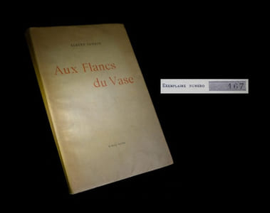 Aux flancs du vase.