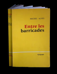 Entre les barricades.
