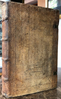 De civitate Dei. Jo. Frobenius lectori s. d. En habes optime lector absolutissimi doctoris Aurelii Augustini, opus absolutissimum, de civitate Dei, magnis sudoribus emendatum ad priscæ venerandæque vetustatis exemplaria, per virum clarissimum & undequaque doctissimum Joan. odovicum Vivem Valentinum, & per eundem eruditissimis planéque divo Augustino dignis commentariis sic illustratum, ut opus hoc eximium, quod antehac & depravatissimum habebatur, & indoctis commentariis miserabiliter contaminarum, nunc demum renatum videri possit. Fruere lector, ac fave tum illius non æstimandis vigiliis, tum nostræ industriæ : cujus officina semper aliquid parit, majore profecto fructu publicorum studiorum quam privato meo compendio : simulque agnosce, quantum etiam theologia debeat bonis literis. Vale.