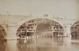 Pont de Bercy. Vues photographiques prises pendant l'exécution des travaux en 1863 et 1864 : plan, passerelle provisoire, coulage du béton, cintres et ...