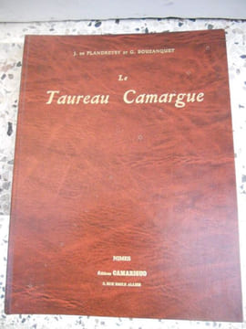 Le Taureau Camargue - Son elevage - La course provencale. J. de Flandreysy et G. Bouzanquet