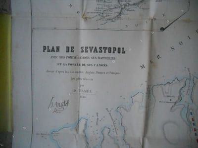 Plan de Sevastopol (Sebastopol en Crimee) avec ses fortifications, ses batteries, la portee de ses canons et la position de ses armees - 1855