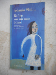 Reflets sur un mur blanc