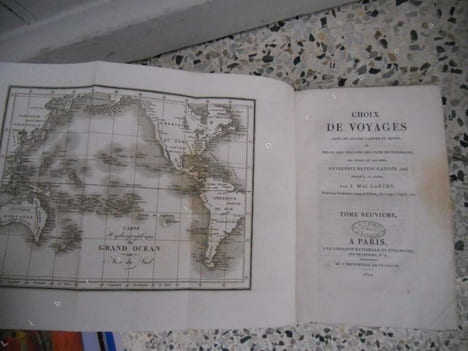 Choix de voyages dans les quatres parties du monde, ou precis des voyages les plus interessans, par terre et par mer, entrepris depuis l'annee 1806 ...