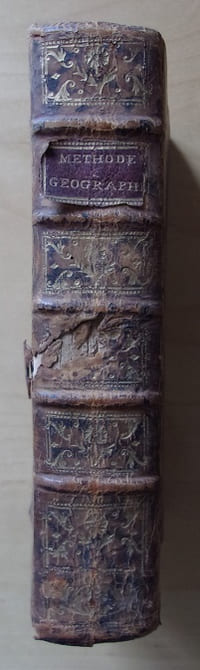 Méthode abrégée et facile pour apprendre La géographie, où l'on décrit la forme du gouvernement de chaque pays, ses qualités, les mœurs de ses habitants, & ce qu'il y a de plus remarquable. Avec un abrégé de la sphère et une table des longitudes et latitudes des principales villes du monde, conforme aux dernières Observations des meilleurs de l'Académie des Sciences, des RR. PP. Jésuites, & autres astronomes.