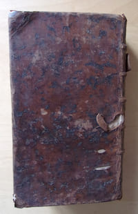 Méthode abrégée et facile pour apprendre La géographie, où l'on décrit la forme du gouvernement de chaque pays, ses qualités, les mœurs de ses habitants, & ce qu'il y a de plus remarquable. Avec un abrégé de la sphère et une table des longitudes et latitudes des principales villes du monde, conforme aux dernières Observations des meilleurs de l'Académie des Sciences, des RR. PP. Jésuites, & autres astronomes.