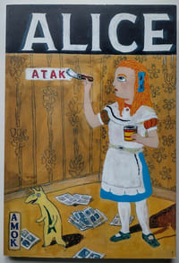 Alice embrasse la lune avant qu’elle ne s’endorme.