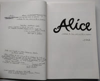 Alice embrasse la lune avant qu’elle ne s’endorme.