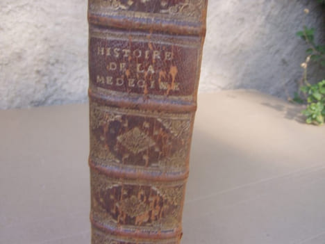 Histoire de la médecine, ou l'on voit l'origine & les progrés de cet art, de siecle en siecle; les sectes, qui s'y sont formees; les noms des ...