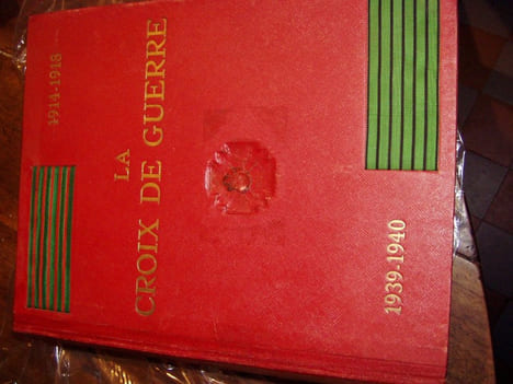 La Croix de guerre , par Un groupe d'anciens combattants decores de la croix de guerre 1914-1918,1939-1940. Un groupe d'anciens combattants decores de ...