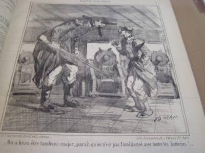 EN ROUTE VERS PEKIN - ON a beau etre tambour-major,paraît qu'on n'est pas familiarisé avec toutes les batteries!.......Lithographie