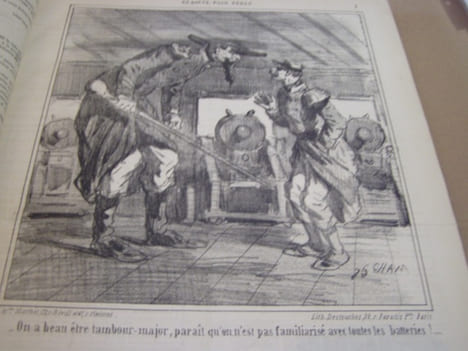 EN ROUTE VERS PEKIN - ON a beau etre tambour-major,paraît qu'on n'est pas familiarisé avec toutes les batteries!.......Lithographie . Cham,(Pseud. d' ...