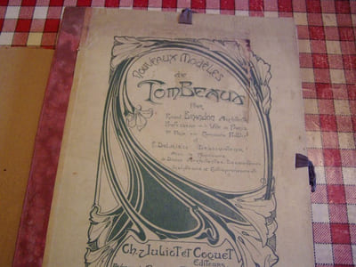 Nouveaux Modèles de Tombeaux. Par Raoul Brandon, Architecte, Professeur de la Ville de Paris, Premier prix en concours public, et E. Delrieu, Dessinateur. Avec le Concours de Divers Architectes, Dessinateurs, Sculpteurs, Entrepreneurs, etc.
