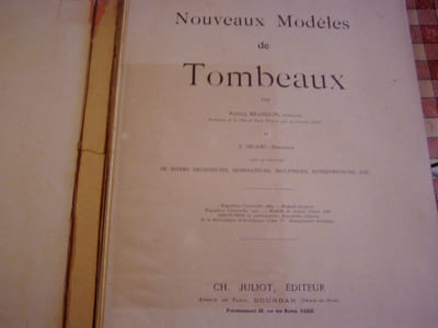 Nouveaux Modèles de Tombeaux. Par Raoul Brandon, Architecte, Professeur de la Ville de Paris, Premier prix en concours public, et E. Delrieu, Dessinateur. Avec le Concours de Divers Architectes, Dessinateurs, Sculpteurs, Entrepreneurs, etc.
