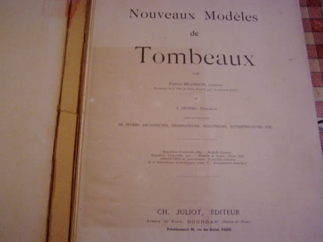 Nouveaux Modèles de Tombeaux. Par Raoul Brandon, Architecte, Professeur de la Ville de Paris, Premier prix en concours public, et E. Delrieu, ...