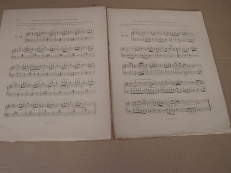 Aux jeunes pianistes : L'Art de déchiffrer a deux mains : 100 etudes élémentaires et progressives de Lecture musicale destinées à développer le ...