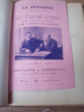 Manuscrit autographe comportant 3 piéces de theatre avec livrets imprimés joints ; TE BOURR’ PAS l’CRANE - A C’ qu’ ON S’TORD - BEN ! QUOI D’NEUF. ...