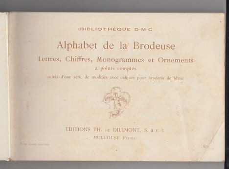 Alphabet de la Brodeuse. Lettres, chiffres, monogrammes et ornements à points comptés suivis d'une série de modèles avec calques pour broderie de ...