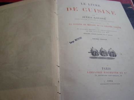 Le livre de cuisine comprenant la cuisine de ménage et la grande cuisine ,avec 25 planches hors-texte imprimées en chromolithographie et de 161 ...