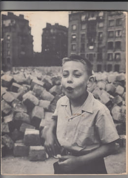 Gosses de Paris. Préface de Jean Nohain, photographies de Robert Doisneau,. DONGUÈS, Jean - DOISNEAU, Robert