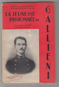 La Jeunesse passionnée de Galliéni : les années d'apprentissage d'un Grand Chef, par le général Jean Charbonneau, de l'Académie des Sciences Coloniales. Préface de l'Amiral Lacaze.