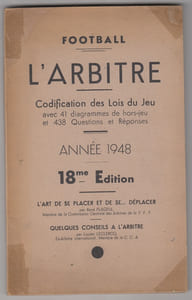 L'ARBITRE Codification des lois du jeu - avec 41 diagrammes de hors jeu et 438 QUESTIONS ET REPONSES SUR LES LOIS DU JEU COMPILEES PAR LA COMMISSION REGIONALE DES ARBITRES DE LA LIGUE DU NORD - année 1948 - 18e EDITION.
