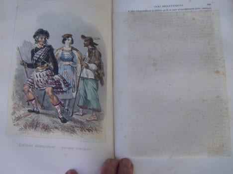 Voyage autour du Monde contenant: la description Geographique et Pittoresque des divers pays, l'esquisse des moeurs de chaque peuple; . CHAMPAGNAC et ...