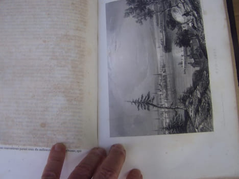 Voyage autour du Monde contenant: la description Geographique et Pittoresque des divers pays, l'esquisse des moeurs de chaque peuple; . CHAMPAGNAC et ...